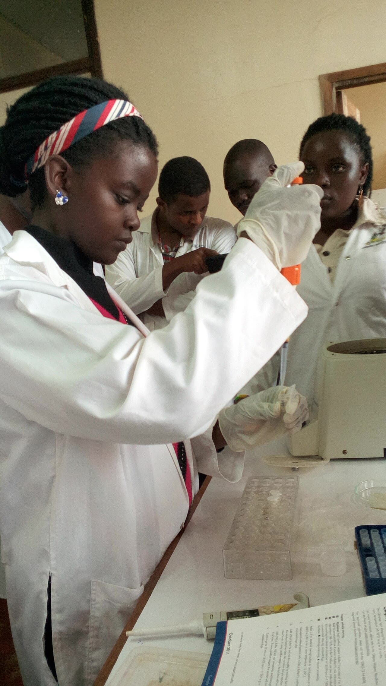 Une technicienne manipule une pipette dans un laboratoire en Ouganda, photo d’illustration.