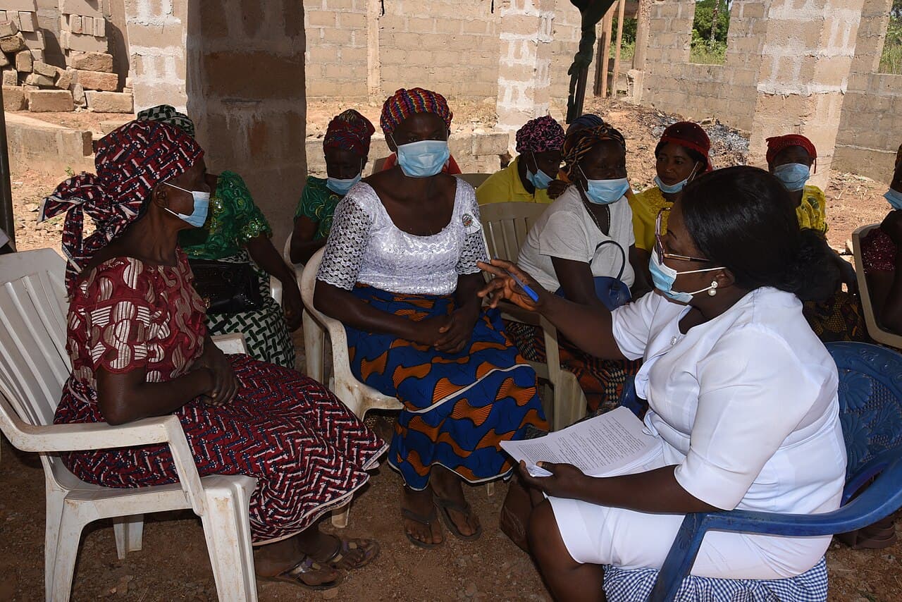 Une professionnelle de santé anime un échange sur la planification familiale avec des femmes au Nigeria.
